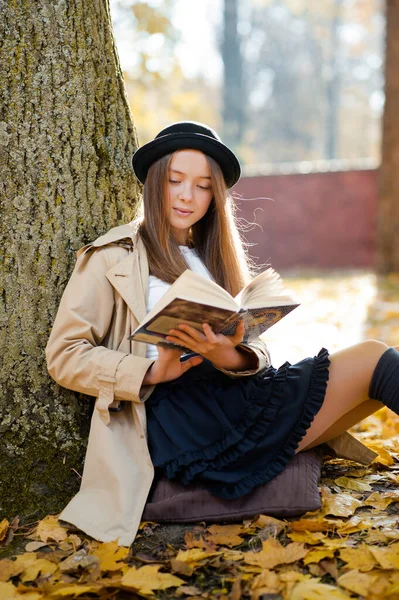 Hermosa adolescente mujer leyendo en el parque — Foto de Stock