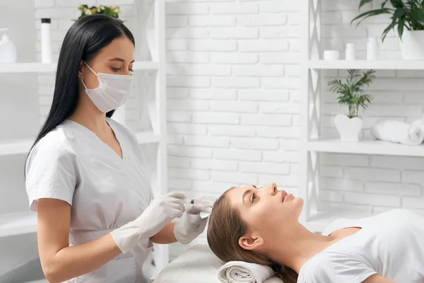 Procedimiento para mejorar el crecimiento del cabello en el salón de belleza. — Foto de Stock