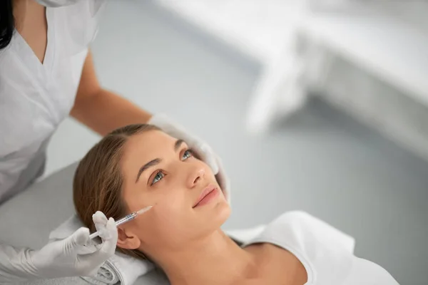Fiatal nő eljárás anti-aging szépségszalonban. — Stock Fotó