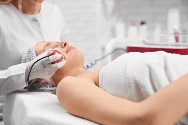 Prosedür yaşlanmayı önleme ve cilt estetiği ile iyileştirme.