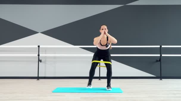 Pernas de treinamento da mulher usando faixa de fitness. — Vídeo de Stock