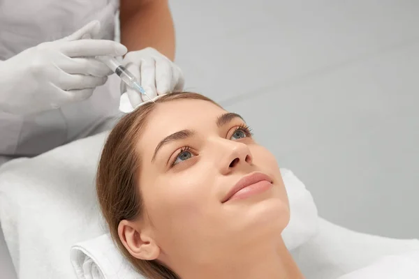 Mulher fazendo procedimento especial para restauração do cabelo. — Fotografia de Stock