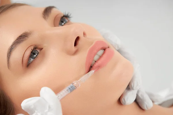 Procedure lip vergroting in professionele salon. — Stockfoto