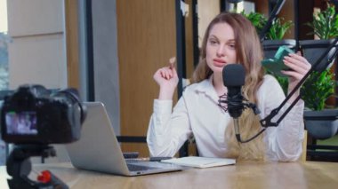 Güzel bir kadın günlük makyajla ilgili film dersi veriyor.