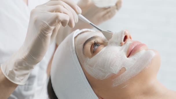 Ung kvinna på rengöring ansikte i professionell kosmetolog. — Stockvideo