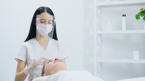 Beautist gör injektion i håret för ung kvinna. — Stockvideo