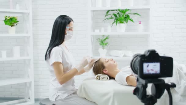 Procedimiento para mejorar el crecimiento del cabello en el salón de belleza. — Vídeos de Stock