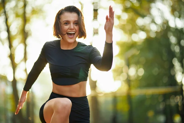 Эмоционально счастливая женщина тренируется на свежем воздухе — стоковое фото
