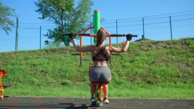 Dışarıda simülatör kullanarak tanımlanamayan kadın eğitimi..