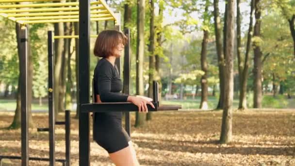 Addestramento addominale donna mentre solleva le gambe al campo sportivo — Video Stock