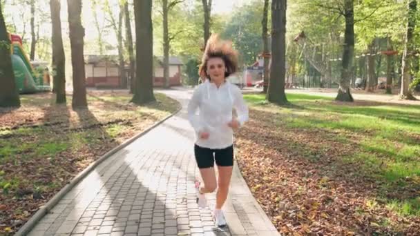 Спортивна жінка біжить в парку — стокове відео