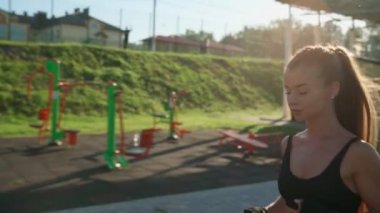 Kadın sabah stadyumda koşuyor..