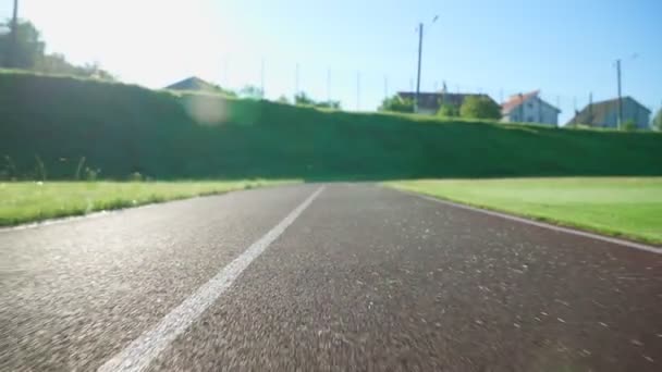 Leeres Stadion mit grünem Rasen am Morgen. — Stockvideo