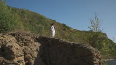 Sırt çantasıyla gezmek için Bakota Koyu 'na gelen dişi turist.