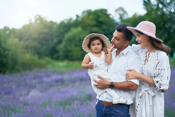 Young couple posing with kid in lavender field — Stock Photo, Image
