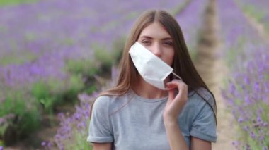 Kadın dışarıda maskesini çıkarıyor..