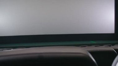 Sinema ve siyah koltuklar sıra sıra.