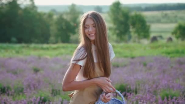 Usmívající se dívka kráčející s košíkem, levandulové náplasti. — Stock video