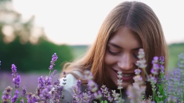 Mosolygó nő ül a levendula mező. — Stock videók