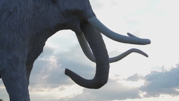 Gigante estatua de mamut lanudo al aire libre. — Vídeo de stock