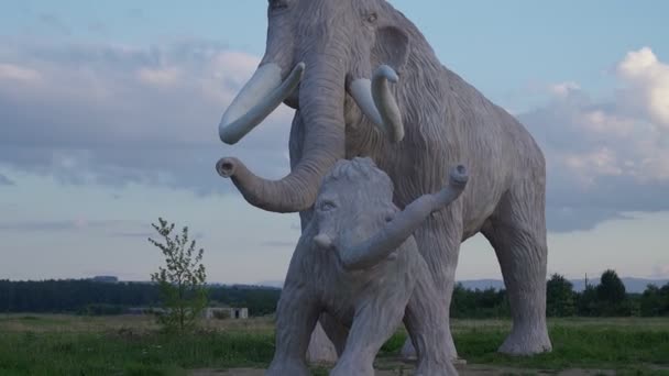 Estatuas gigantes de mamut al aire libre, puesta de sol de verano. — Vídeo de stock