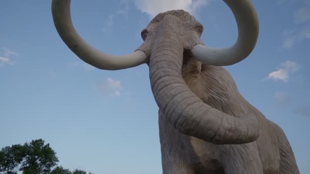 Estatuas gigantes de mamut al aire libre, puesta de sol de verano. — Vídeo de stock