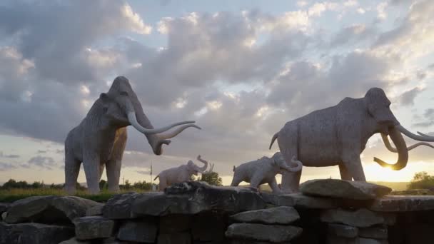 Estatuas gigantes de mamut al aire libre, puesta de sol de verano. — Vídeo de stock