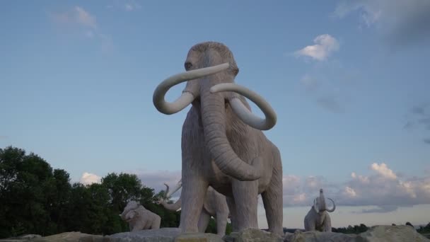 Enormes mamuts rebaño estatuas en piedras al aire libre. — Vídeos de Stock