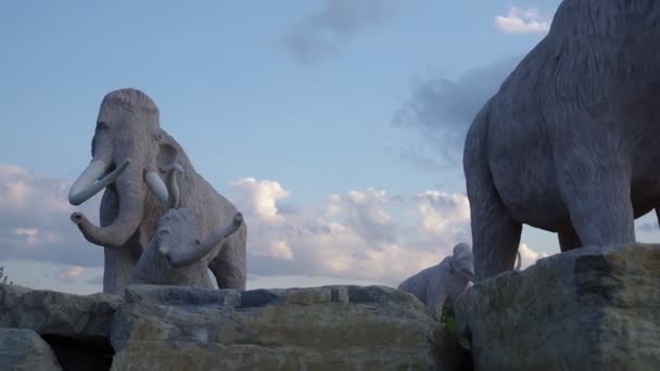Enorma mammutar hjord statyer utomhus. — Stockvideo