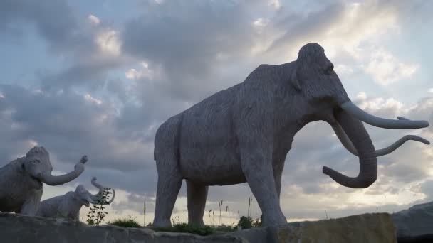 Grandes statues de troupeau de mammouths à l'extérieur. — Video