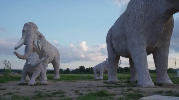 Riesige Mammuts treiben Statuen im Freien. — Stockvideo