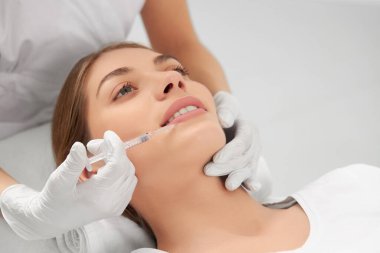 Dudak büyütme ameliyatı olan genç bir kadın.. 