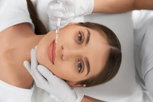 Mulher em lábios de aumento de procedimento em esteticista. — Fotografia de Stock