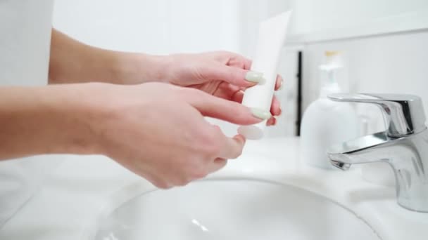 Fogkrémet tartó és fogmosásra készülő nő. — Stock videók