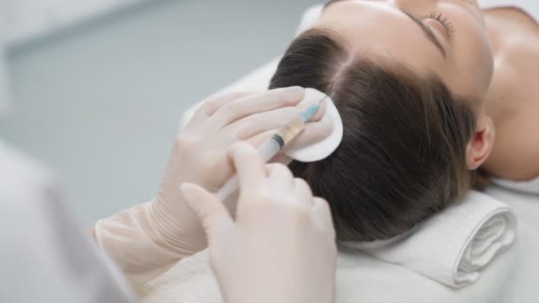 Mujer haciendo procedimiento especial para la restauración del cabello. — Vídeos de Stock
