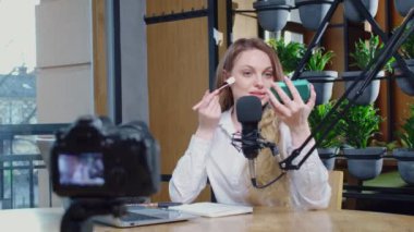 Güzel blogcu kadın canlı yayına hazırlanıyor. 