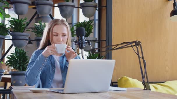 Influencer dricka kaffe och live streaming på laptop — Stockvideo