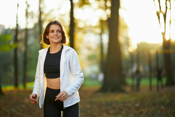 Женщина чувствует себя счастливой во время занятий спортом на открытом воздухе — стоковое фото
