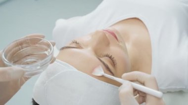  Güzellik ameliyatı sırasında masaj masasında dinlenen bir kadın..