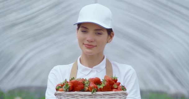 Ritratto di donna felice che tiene il cesto con le fragole — Video Stock