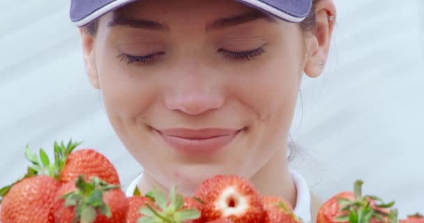 Жінка насолоджується солодким запахом свіжоспеченої полуниці — стокове відео