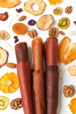 Düzgünce istiflenmiş meyve pastili farklı renkler ve fındıklar. 