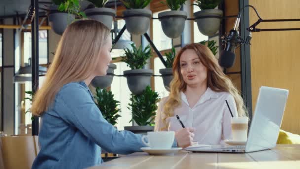 Twee charmante vrouwen communiceren over verschillende onderwerpen. — Stockvideo