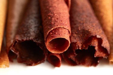 Meyve ve böğürtlen pastilleri masada farklı renklerdedir.. 