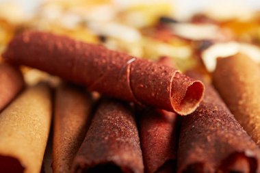 Meyve ve böğürtlen pastilleri masada farklı renklerdedir.. 