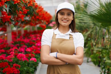 Serada neşeli bir şekilde duran hoş bir genç bayan.. 
