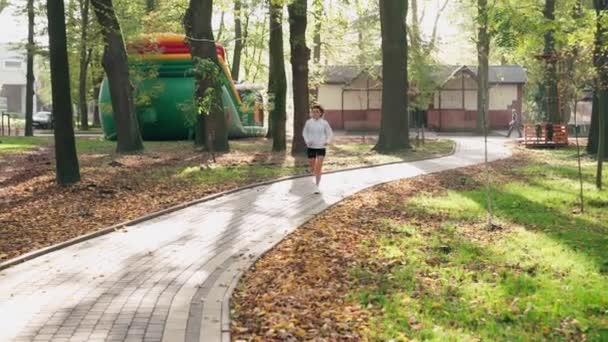 Entrenamiento de mujer fitness en el parque local — Vídeos de Stock