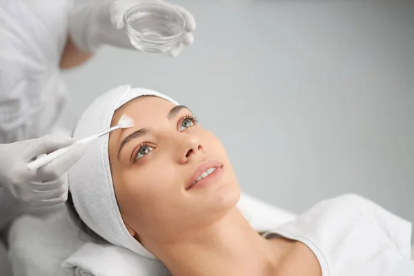 Mujer en procedimiento para la cara en esteticista. — Foto de Stock