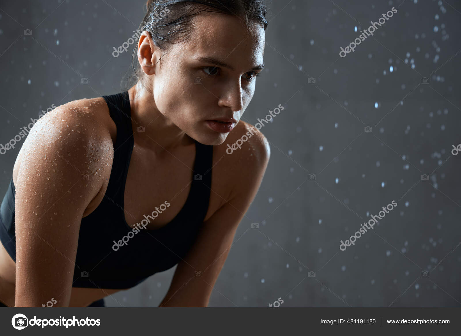 Fuerte atlética mujer negra en un gimnasio, lista y concentrada de rodillas  para hacer deporte, vestida con ropa deportiva roja