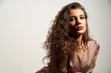 Kadın model, beyaz üzerinde izole.